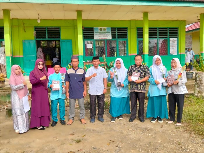 Apresiasi Prestasi, MTsN 2 Merangin Serahkan Penghargaan untuk Juara Kelas VII dan VIII Apresiasi Prestasi, MTsN 2 Merangin Serahkan Penghargaan untuk Juara Kelas VII dan VIII