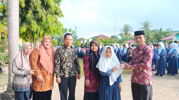 Literasi Pagi Berhadiah di MTsN 2 Merangin Dorong Semangat Siswa