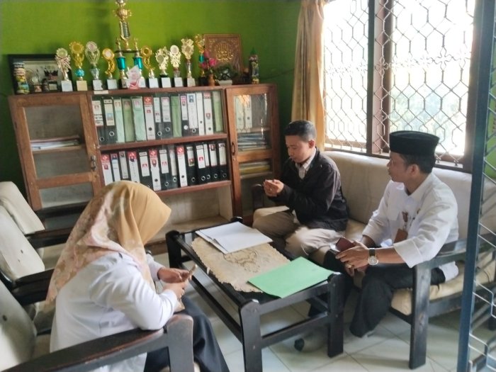 Kunjungan Tim Ruang Guru Disambut Hangat oleh Kepala MTsN 2 Merangin