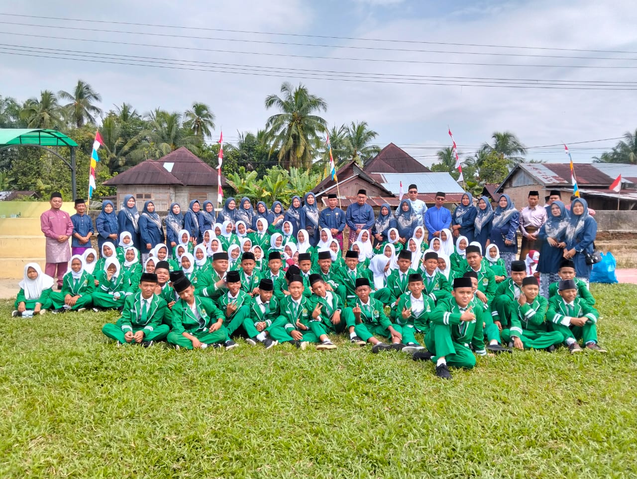 MTsN 2 Merangin Ikuti Upacara Gabungan HUT RI ke-80 di Kecamatan Tabir