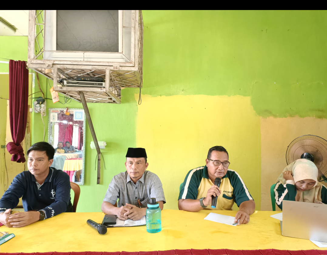 Kepala MTs N 2 Merangin pimpin rapat tentang penerapan 5 hari kerja awal tahun ajaran baru 2024/2025