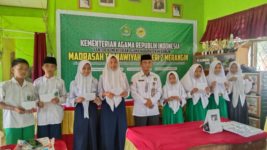 Penyerahan zakat profesi, kepada siswa/i yg kurangÂ mampu MTsn 2 Merangin