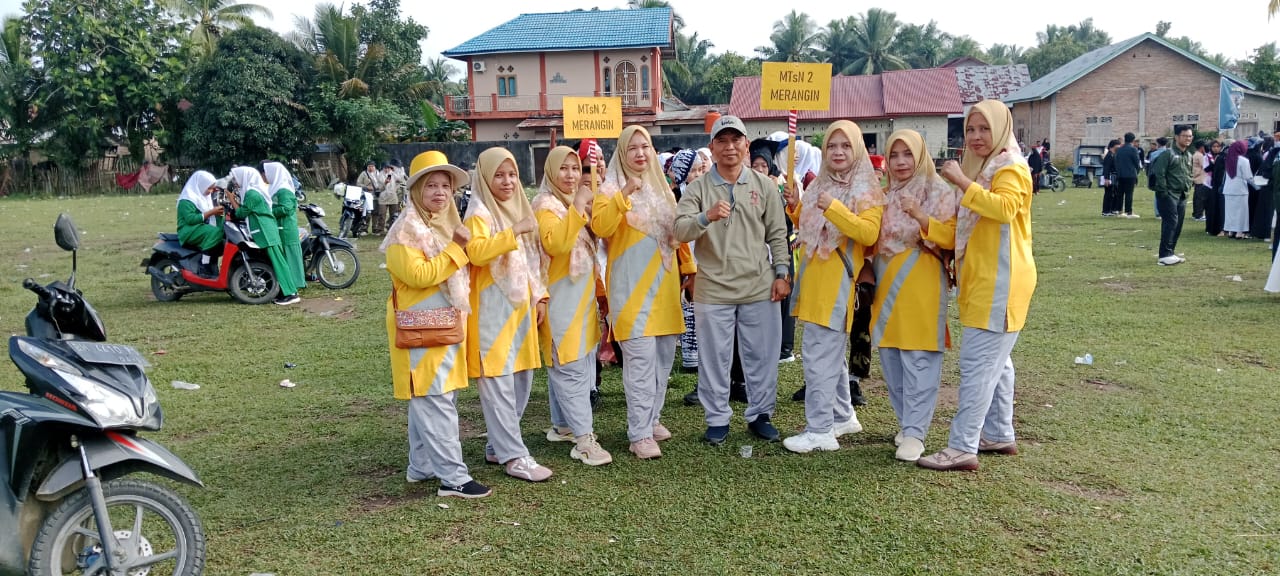 MTsN 2 Merangin Meriahkan Pawai HUT RI ke-80 di Kecamatan Tabir