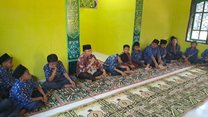 Siswa MTsN 2 Merangin Lanjutkan Kegiatan Keagamaan Usai Sholat Dzuhur Berjamaah