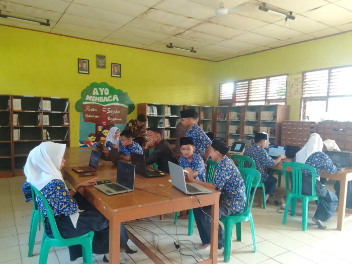 Hari Kedua Pelaksanaan ANBK di MTsN 2 Merangin Berjalan Lancar