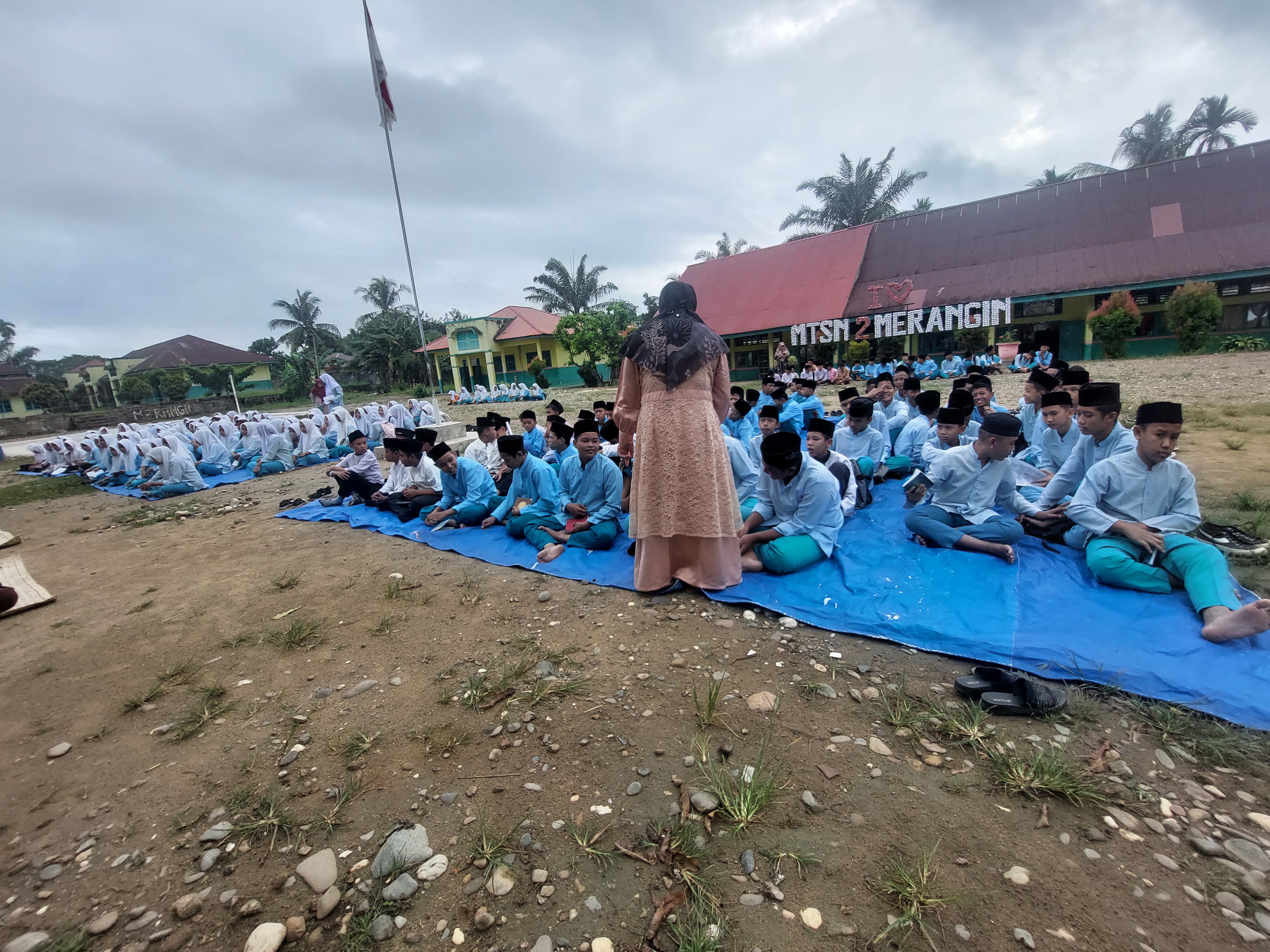 Kegiatan jumat pagi pembacaan asmaul husna, tahlilÂ danÂ kultum MTsN 2 Merangin
