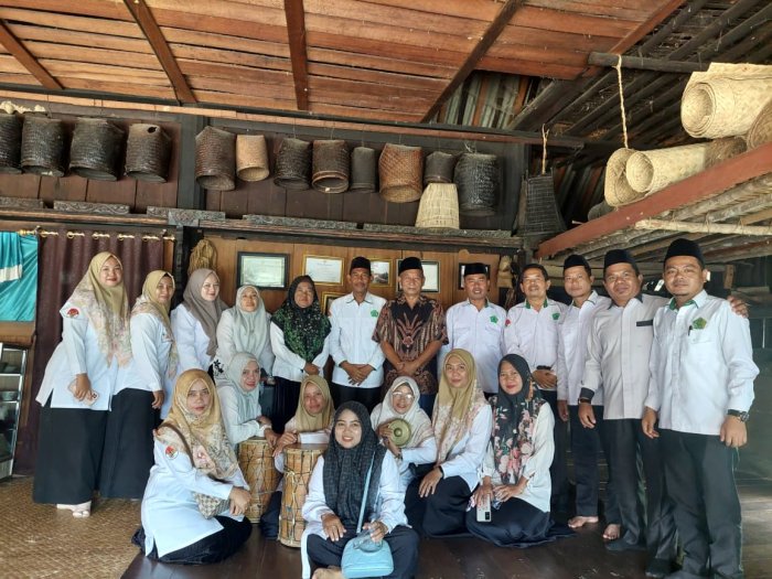 MTsN 2 Merangin Kenalkan Kearifan Lokal Lewat Kunjungan Rumah Tuo