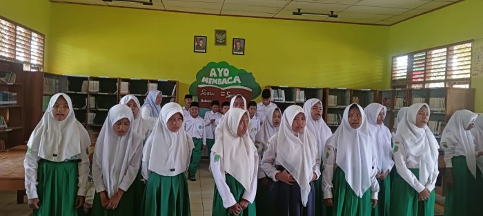 Ekstrakurikuler Seni Paduan Suara MTsN 2 Merangin Kembangkan Bakat dan Kreativitas Siswa