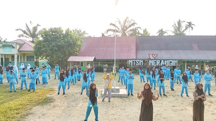 Tingkatkan Kebugaran dan Kebersamaan, MTsN 2 Merangin Gelar Senam Pagi Bersama