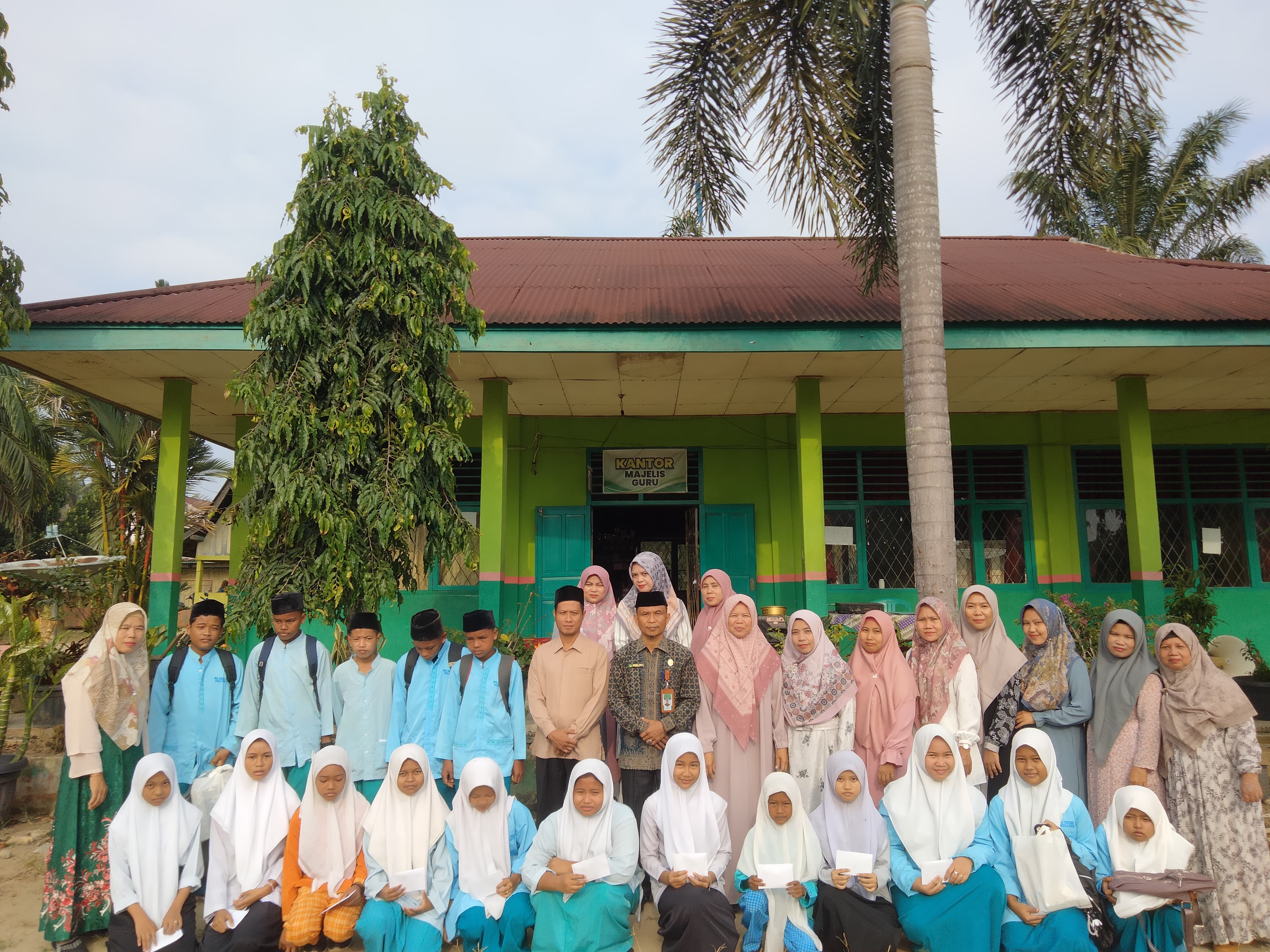 RAYAKAN LEBARAN YATIM MTsN 2 MERANGIN ADAKAN SANTUNAN