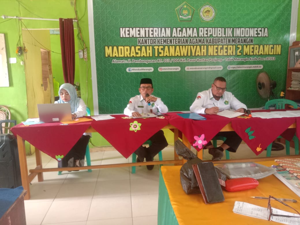 Briefing yang dipimpin langsung oleh Kepala MTsN 2 Merangin, Sanadi, S.Pd.I Membahas Persiapan HAB Kemenag ke-79 tahun 2025