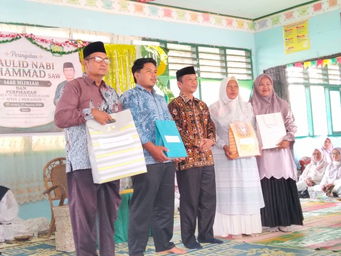 Penuh Haru dan Tangis Bahagia, MTsN 2 Merangin Gelar Perpisahan Kepala TU, Tendik, dan Guru Pindah Tugas Penuh Haru dan Tangis Bahagia, MTsN 2 Merangin Gelar Perpisahan Kepala TU, Tendik, dan Guru Pindah Tugas